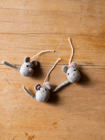 Mini souris en feutre faite à la main